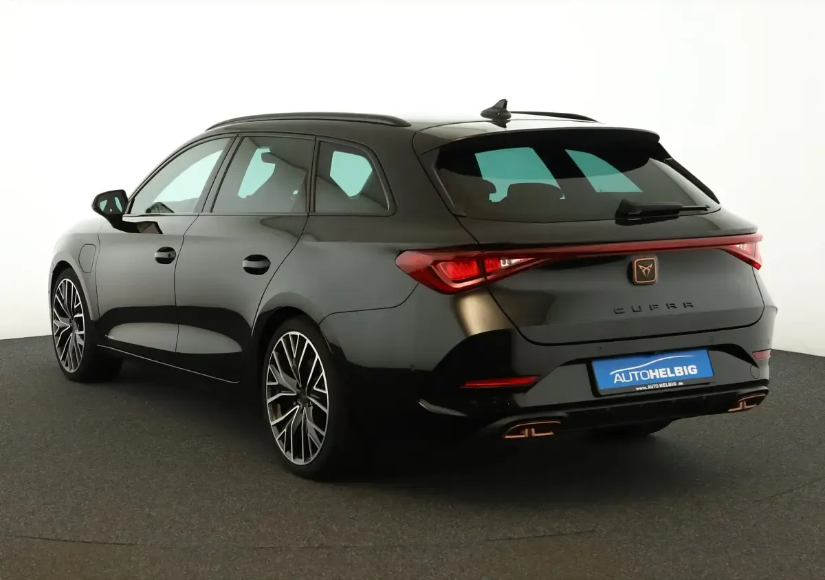 Second-hand Cupra Leon VZ 245 CP (180 kW) 2024 Negru Monovolum