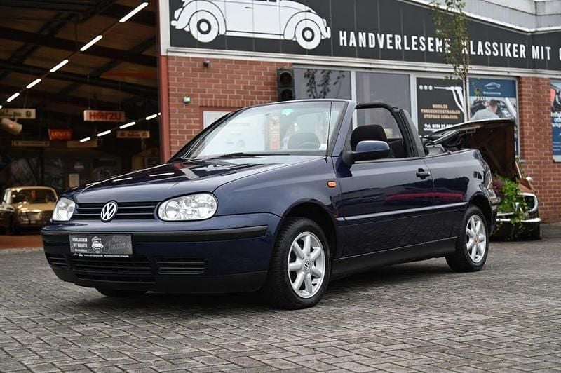 Blau Gebraucht 1998 VW Golf Cabriolet Comfortline Cabrio | 6.990 € - Bild 1/4