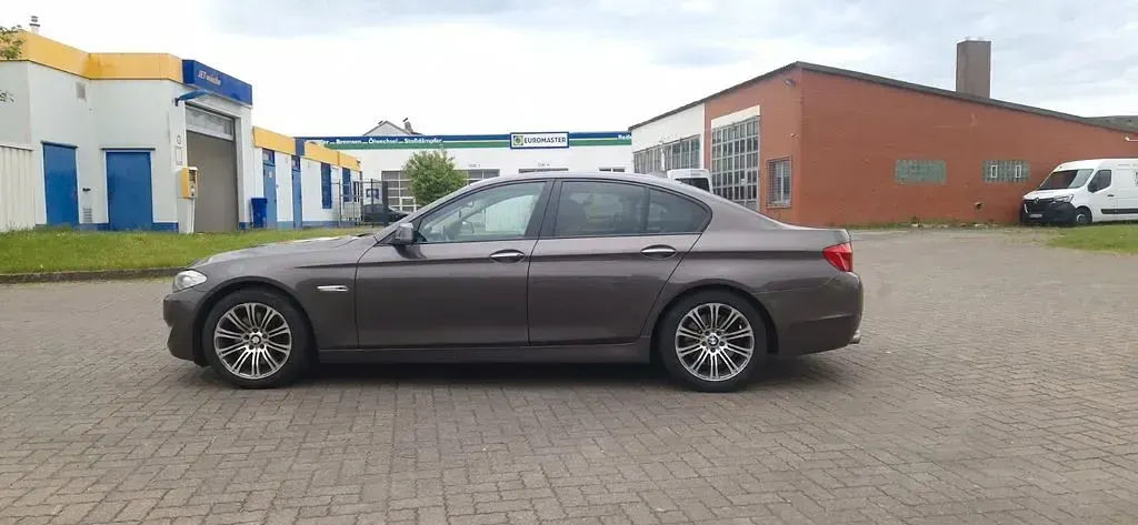 Gebraucht BMW 525 Sport Line 204 PS (150 kW) 2010 Braun Limousine
