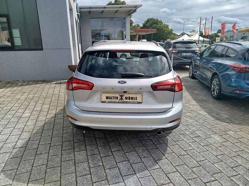 Używany Ford Focus Cool & Connect 125 KM (91 kW) 2022 Srebrny Sedan/Limuzyna