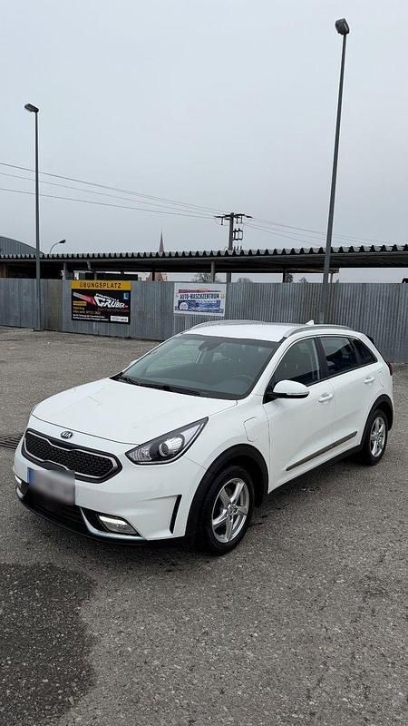 Gebraucht Kia Niro Silver 141 PS (103 kW) 2017 Weiß SUV