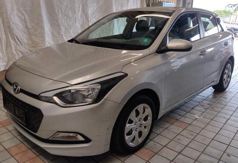 Silber Gebraucht 2018 Hyundai i20 GO! Limousine | 7.899 € (Guter Preis) - Bild 1/2