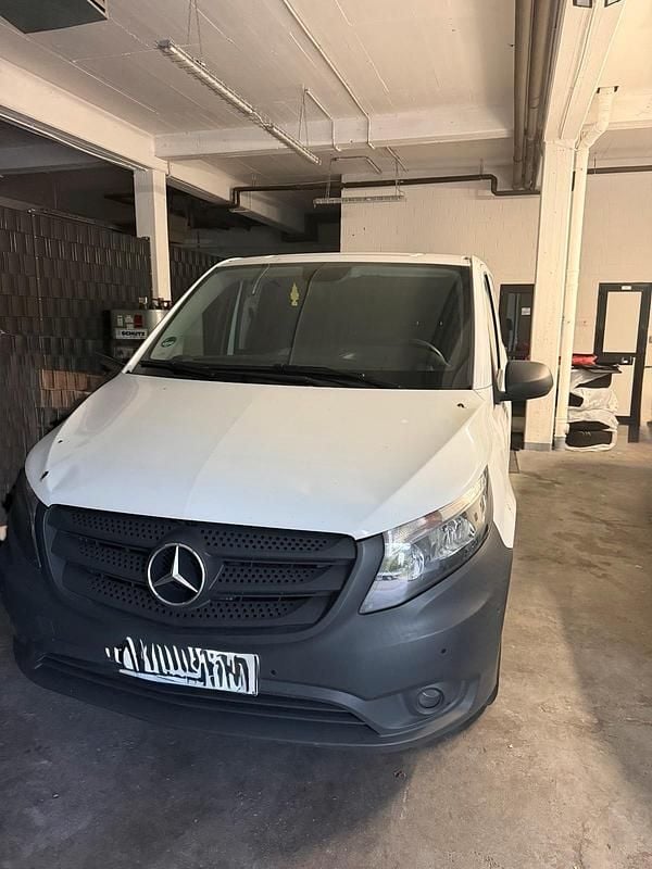 Weiß Gebraucht 2019 Mercedes Vito Van / Kleinbus | 12.000 € - Bild 1/4