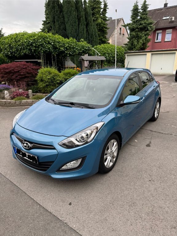 Blau Gebraucht 2012 Hyundai i30 Intro Edition Limousine | 6.100 € (Fairer Preis) - Bild 1/4