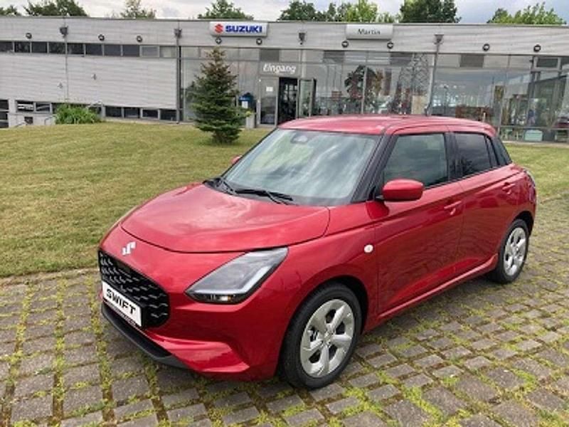 Burning red pearl met. Neu 2025 Suzuki Swift Comfort Kleinwagen | 18.890 € - Bild 1/4