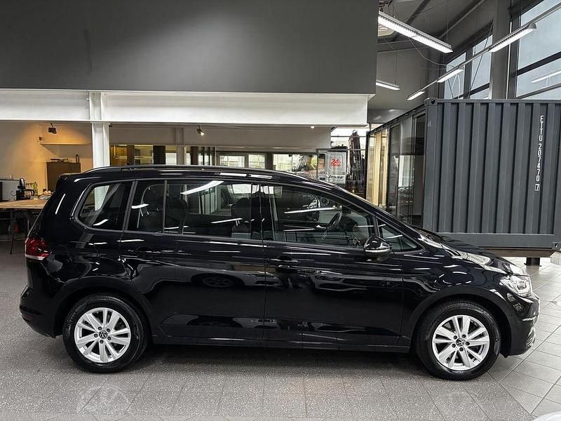 Gebraucht VW Touran Comfortline 150 PS (110 kW) 2024 Deep black perleffekt Van / Kleinbus
