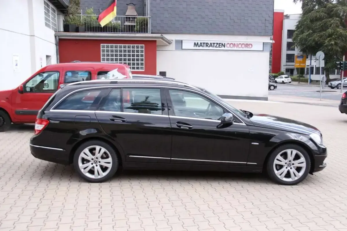 Gebraucht Mercedes C250 204 PS (150 kW) 2011 Obsidianschwarz Kombi