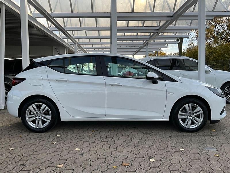 Weiß Gebraucht 2021 Opel Astra Edition Limousine | 12.950 € (Superpreis) - Bild 1/4