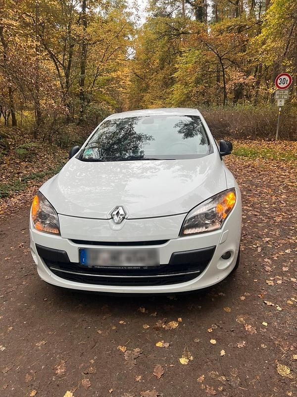 Weiß Gebraucht 2011 Renault Mégane III Limousine | 3.950 € (Fairer Preis) - Bild 1/4