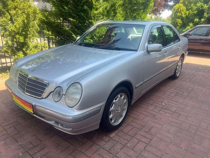 Gebraucht Mercedes E240 Elegance 170 PS (125 kW) 1999 Silber (metallic) Limousine