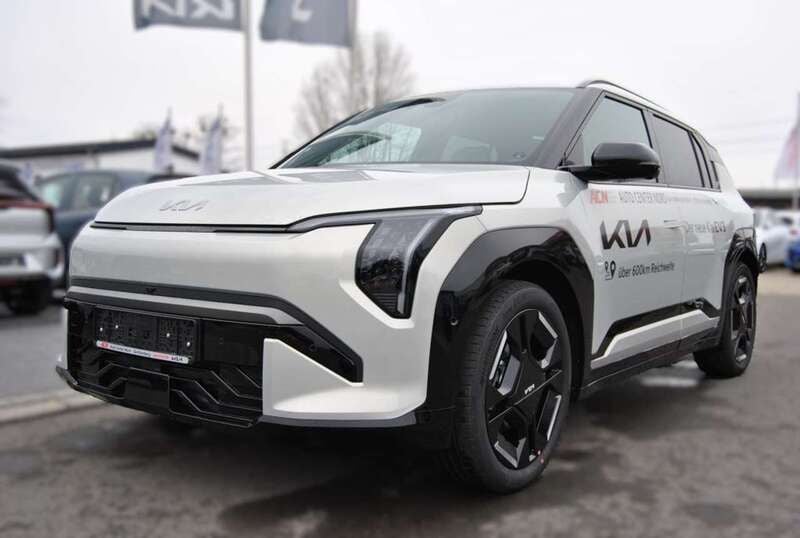 Ivory silver metallic Gebraucht 2025 Kia EV3 2 SUV | 43.291 € (Fairer Preis) - Bild 1/4