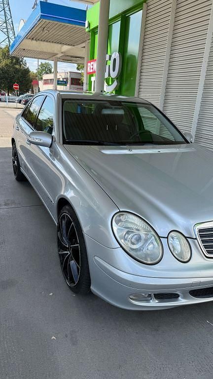 Grau Gebraucht 2005 Mercedes E220 Classic Limousine | 4.999 € (Etwas zu teuer) - Bild 1/4