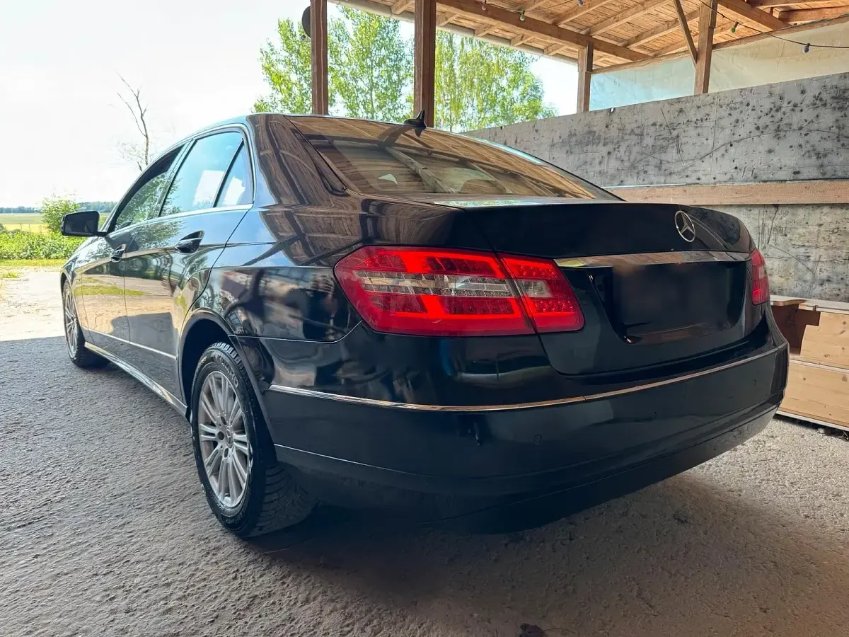 Gebraucht Mercedes E250 204 PS (150 kW) 2010 Schwarz Limousine