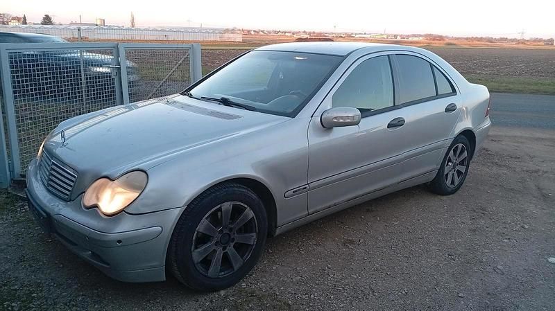 Silber Gebraucht 2001 Mercedes C180 Limousine | 2.200 € - Bild 1/4