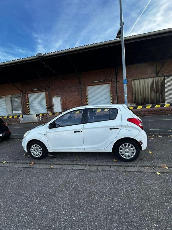 Weiß Gebraucht 2011 Hyundai i20 Kleinwagen | 3.900 € (Etwas zu teuer) - Bild 1/4