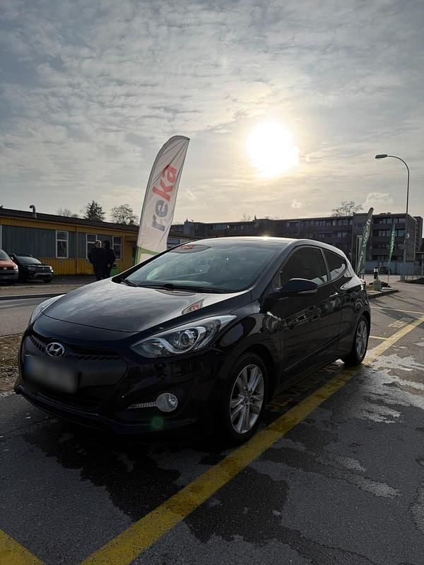 Gebraucht Hyundai i30 110 PS (80 kW) 2013 Schwarz Kleinwagen