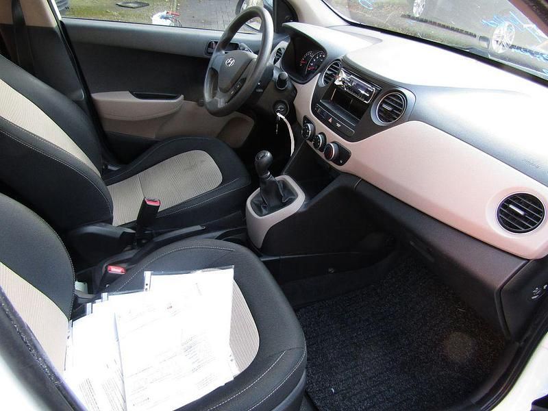 Gebraucht Hyundai i10 Basis 67 PS (49 kW) 2017 Weiß Kleinwagen