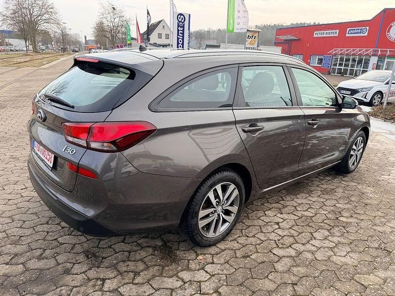 Gebraucht Hyundai i30 Trend 101 PS (74 kW) 2018 Grau Kombi