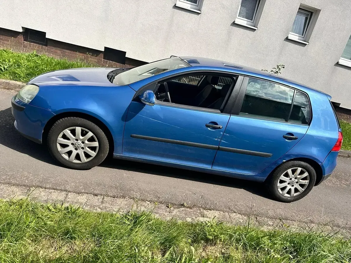 Gebraucht VW Golf V 105 PS (77 kW) 2004 Blau Kleinwagen