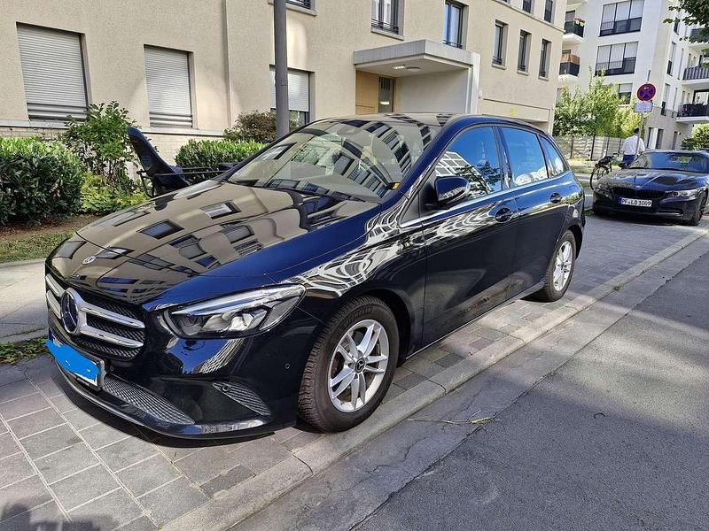 Schwarz Gebraucht 2019 Mercedes B180 Style Van / Kleinbus | 19.300 € (Fairer Preis) - Bild 1/4