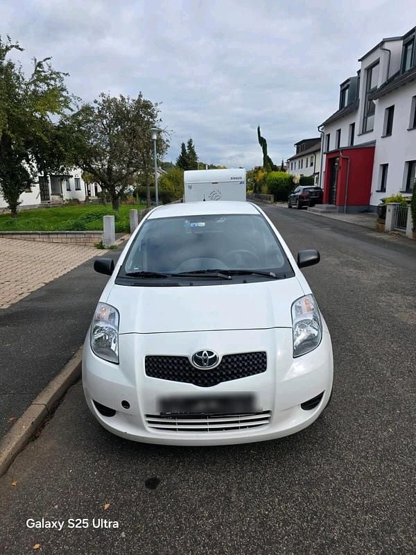 Weiß Gebraucht 2007 Toyota Yaris Kleinwagen | 2.500 € (Guter Preis) - Bild 1/4