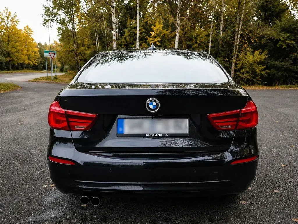Gebraucht BMW 330 Sport Line 252 PS (185 kW) 2017 Schwarz Limousine