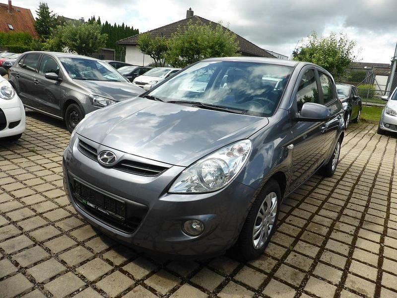 Grau Gebraucht 2009 Hyundai i20 Comfort Limousine | 4.490 € (Fairer Preis) - Bild 1/4