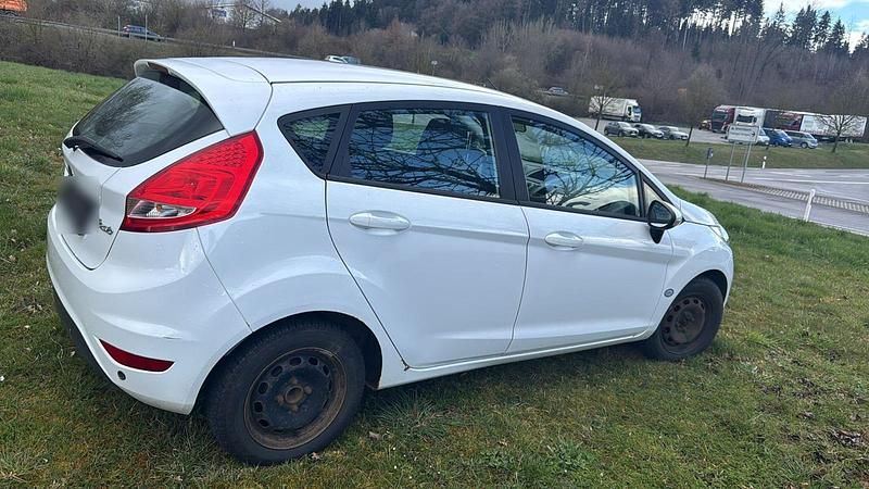 Gebraucht Ford Fiesta 80 PS (58 kW) 2009 Weiß Kleinwagen