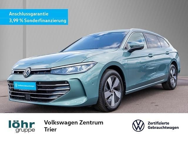 Maripositgrün metallic Gebraucht 2024 VW Passat Elegance Kombi | 40.980 € (Fairer Preis) - Bild 1/3