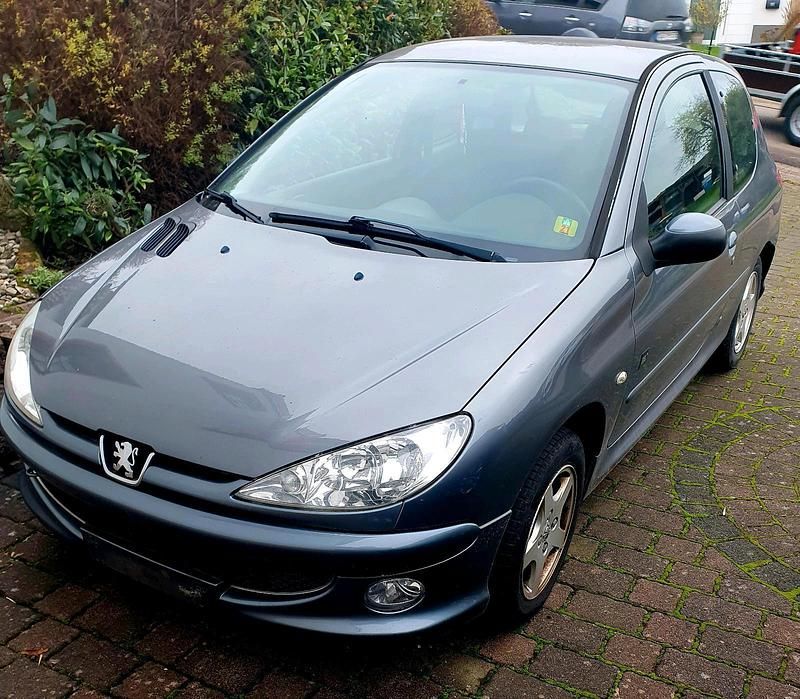 Grau Gebraucht 2008 Peugeot 206 Kleinwagen | 500 € - Bild 1/4