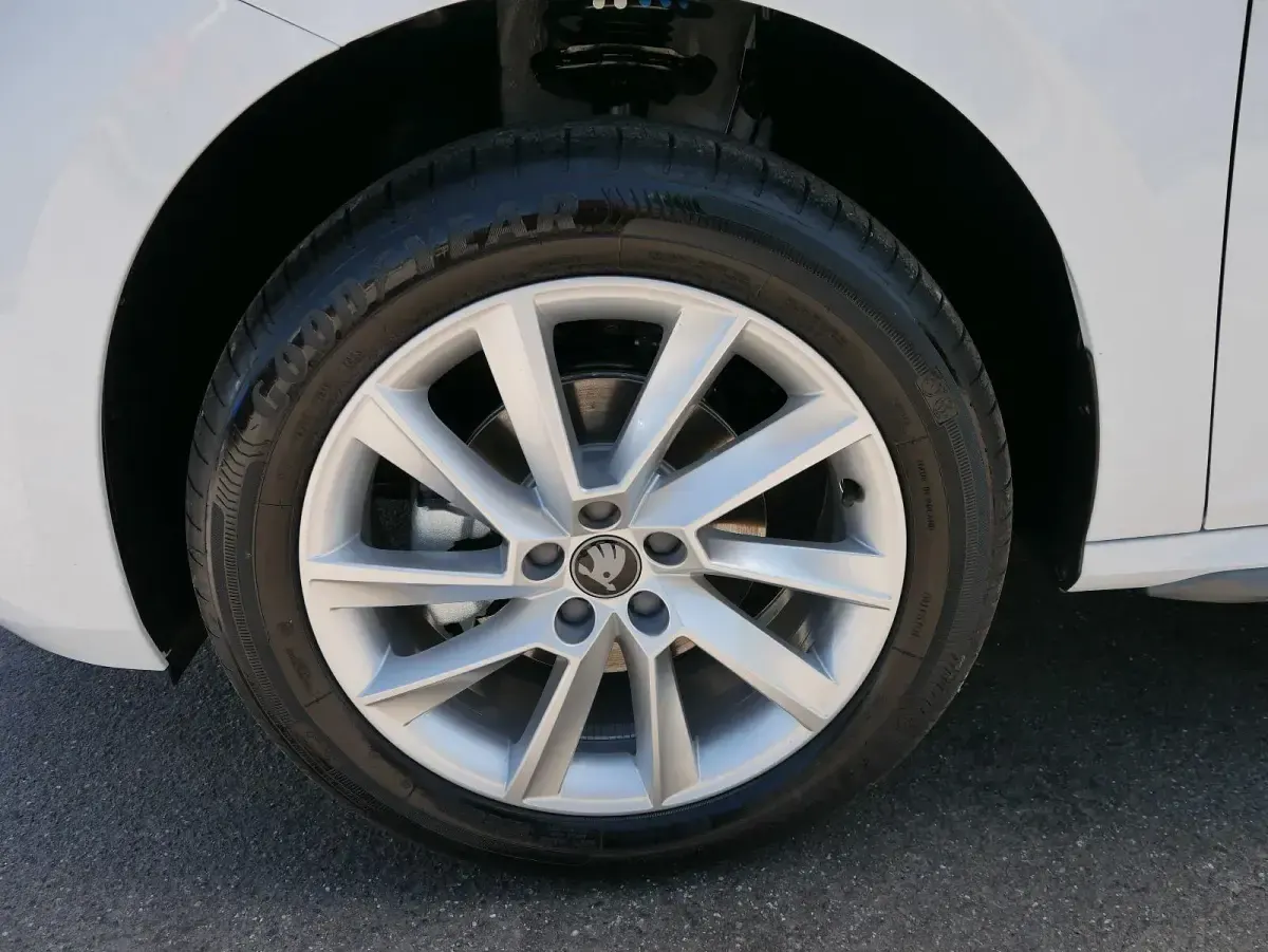 Neu Skoda Kamiq Premium Edition 150 PS (110 kW) 2025 Moonweiß perleffekt SUV