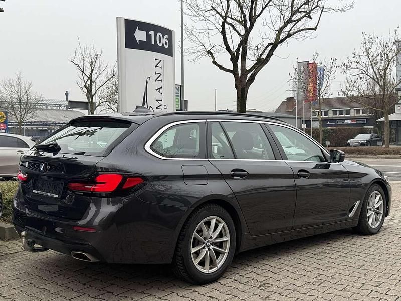 Gebraucht BMW 520 Sport Line 190 PS (139 kW) 2023 Sophistograu brillanteffekt me Kombi