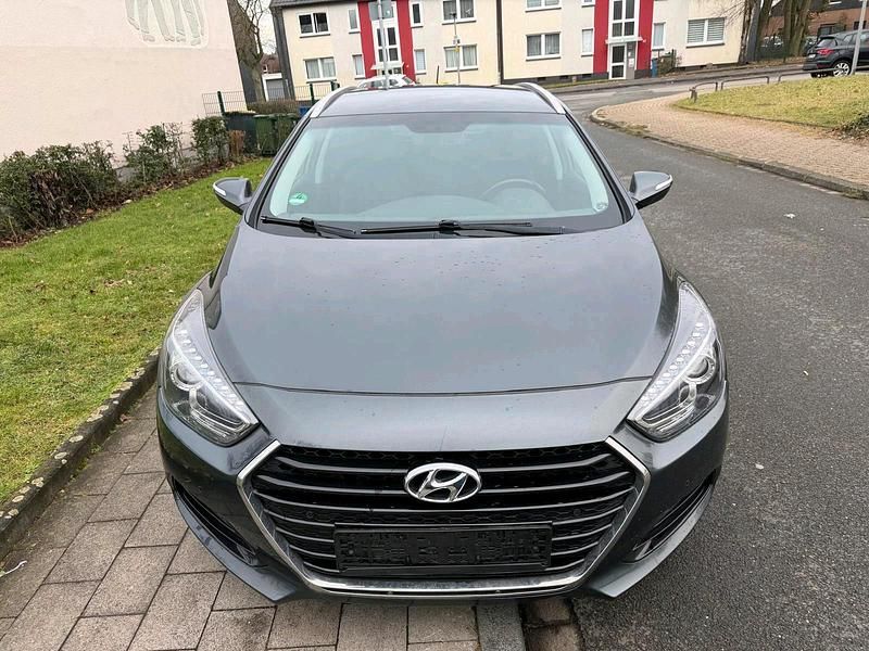 Grau Gebraucht 2016 Hyundai i40 Kombi | 6.500 € (Guter Preis) - Bild 1/4
