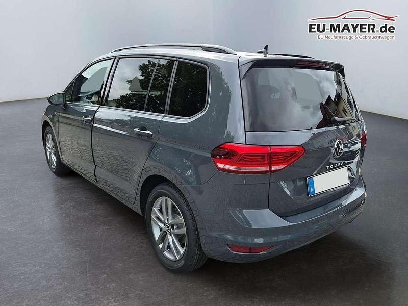 Neu VW Touran 150 PS (110 kW) 2026 Dolphin grau metallic/grau Van / Kleinbus