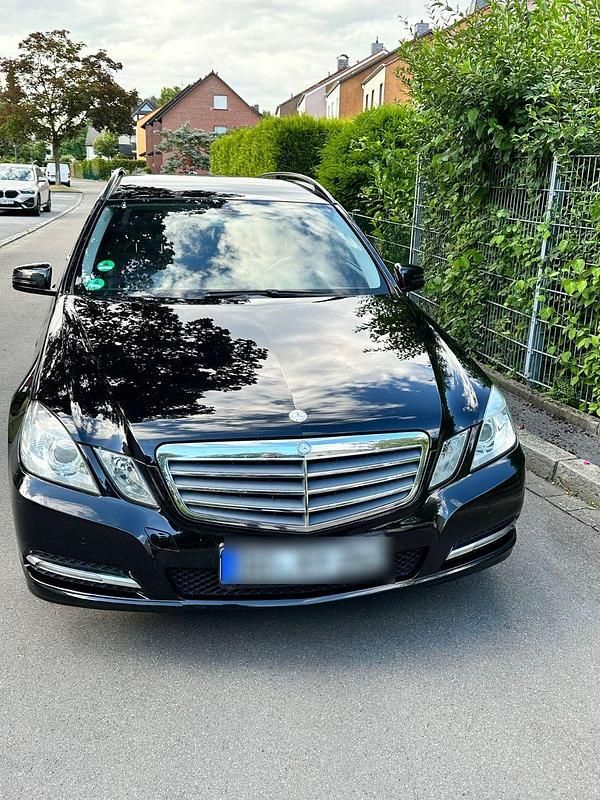 Schwarz Gebraucht 2011 Mercedes E200 Kombi | 5.800 € (Superpreis) - Bild 1/4
