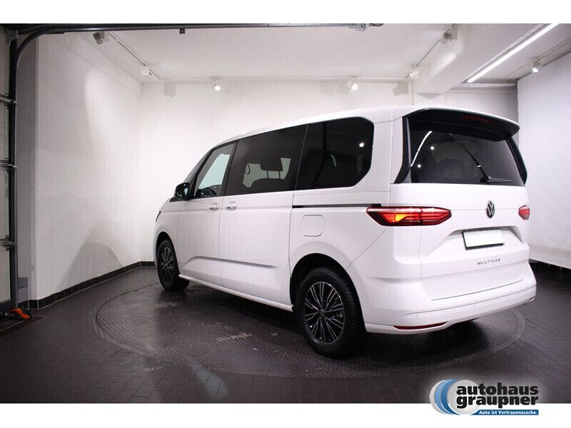 Gebraucht VW Multivan Life 136 PS (100 kW) 2024 Weiß Van / Kleinbus