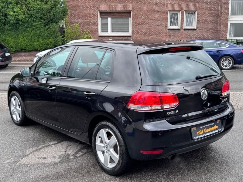 Gebraucht VW Golf VI Team 105 PS (77 kW) 2011 Schwarz Kleinwagen
