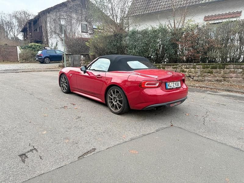 Rot Gebraucht 2019 Fiat 124 Spider Abarth Cabrio | 18.500 € (Fairer Preis) - Bild 1/4