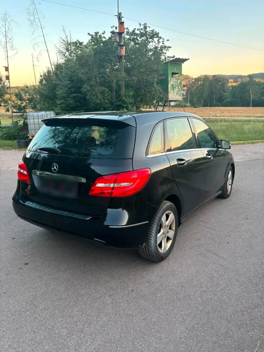 Gebraucht Mercedes B180 109 PS (80 kW) 2013 Schwarz Kleinwagen