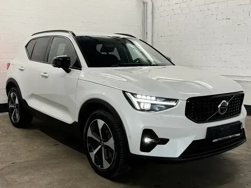 Gebraucht Volvo XC40 Plus 163 PS (119 kW) 2025 Crystal white / metallic SUV