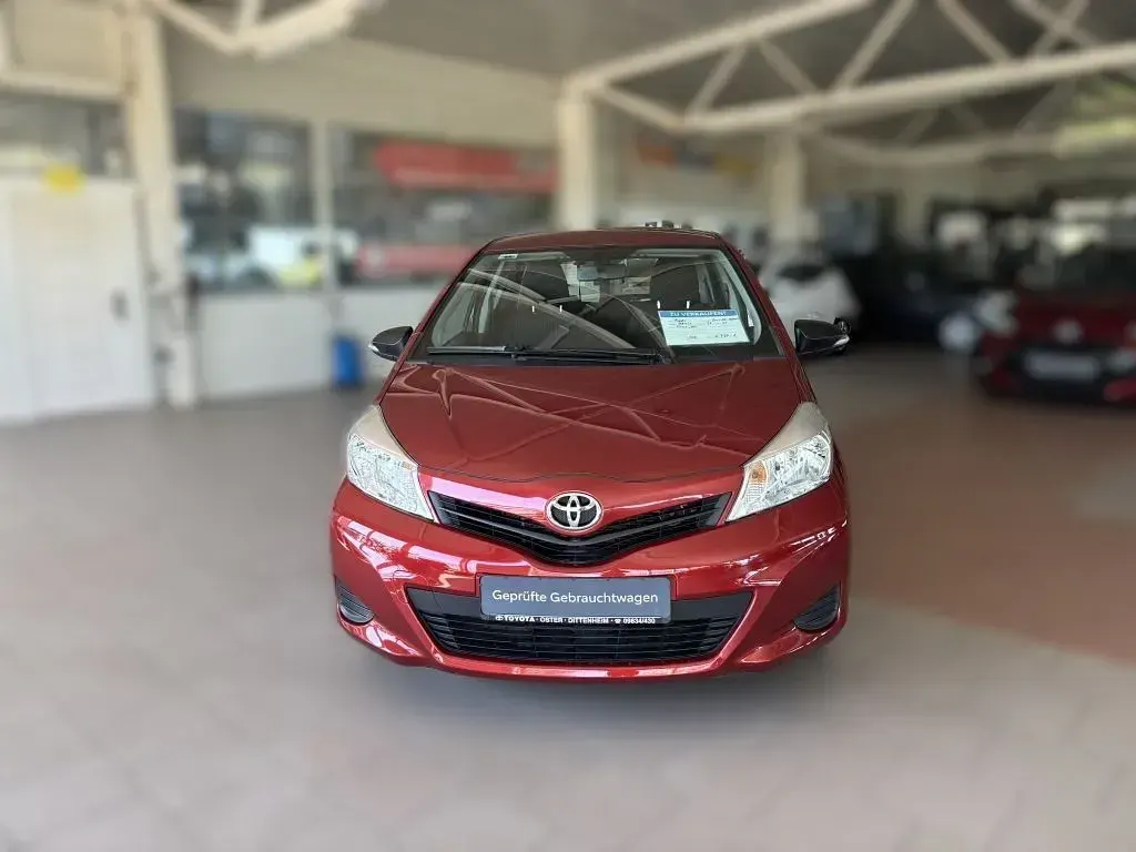 Gebraucht Toyota Yaris Cool 99 PS (72 kW) 2013 Rot Kleinwagen