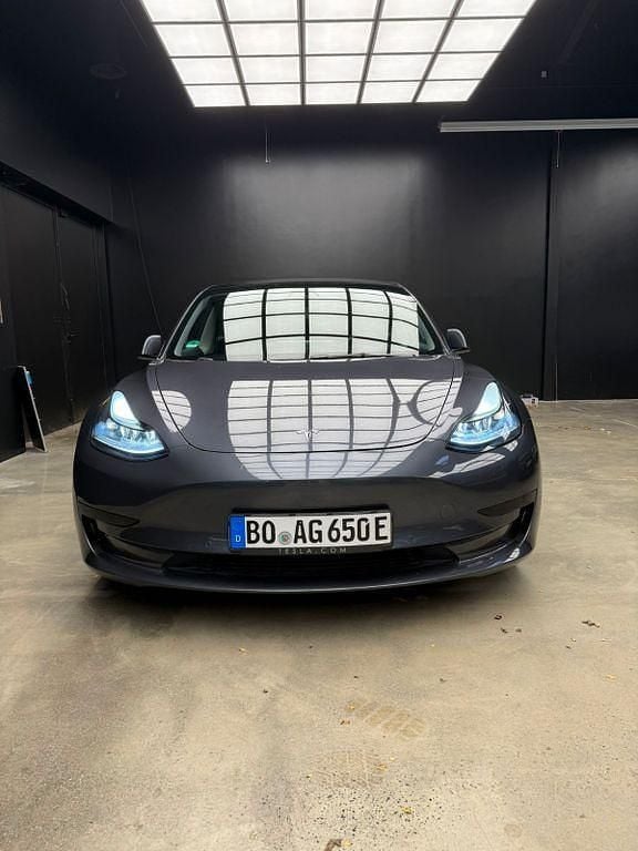 Grau Gebraucht 2021 Tesla Model 3 Standard Range Plus Limousine | 22.750 € (Superpreis) - Bild 1/4