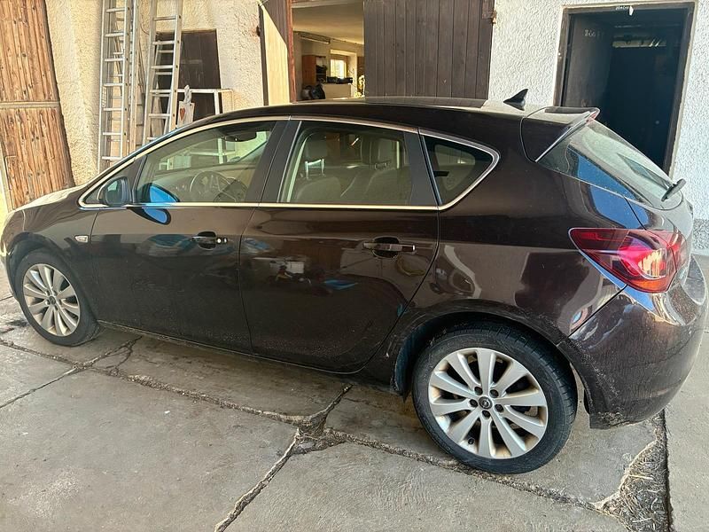 Gebraucht Opel Astra 140 PS (102 kW) 2013 Braun Limousine