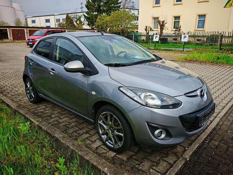 Używany Mazda 2 Sendo 84 KM (61 kW) 2014 Srebrny Sedan/Limuzyna