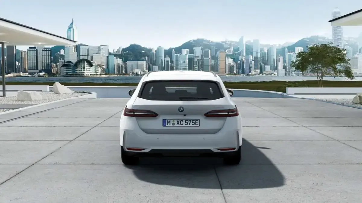 Gebraucht BMW 530e Sport Line 299 PS (219 kW) 2024 Alpinweiß uni Kombi