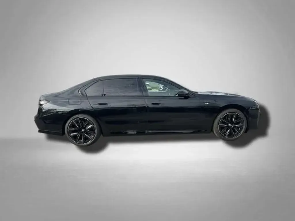 Gebraucht BMW 740 299 PS (219 kW) 2025 Saphirschwarz metallic (metallic) Limousine