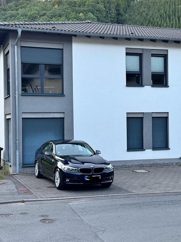 Blau Gebraucht 2014 BMW 330 Limousine | 17.800 € (Guter Preis) - Bild 1/4