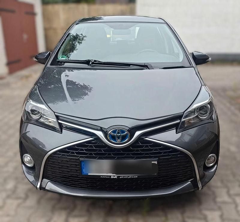 Gebraucht Toyota Yaris Hybrid Lounge 101 PS (74 kW) 2016 Grau Kleinwagen