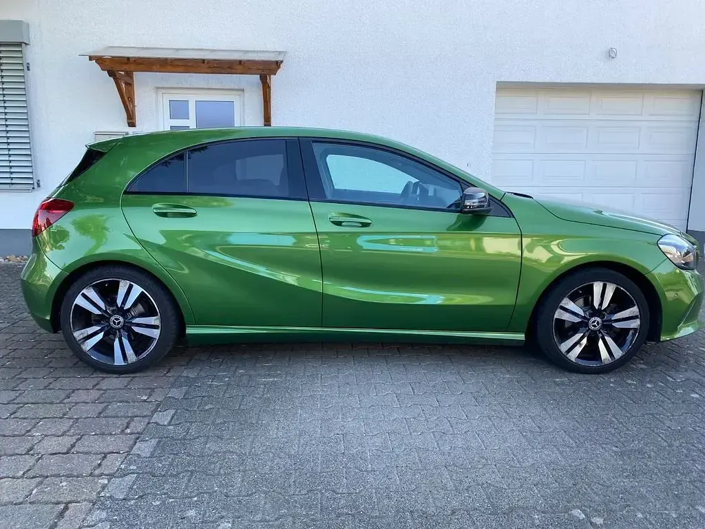 Gebraucht Mercedes A180 122 PS (89 kW) 2017 Elbaitgruen Kleinwagen