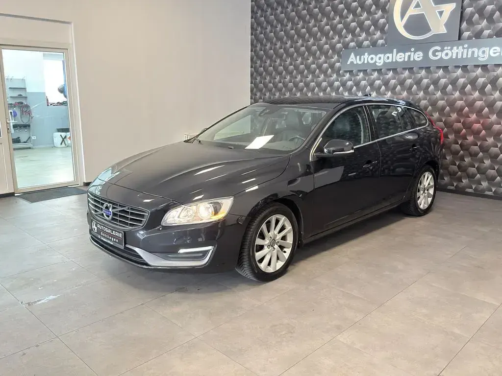 Gebraucht Volvo V60 Momentum 181 PS (133 kW) 2014 Schwarz Kombi